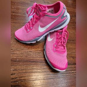Women's 8.5 Nike tennis shoe